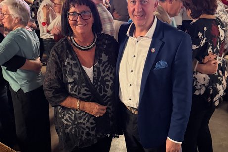 Auf dem Foto sind Ingrid Kufner und Helmut Plenk und die Tanzfreunde des VdK Arberland