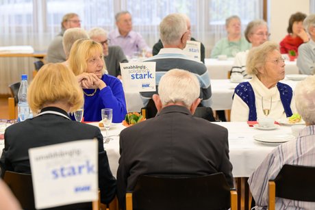 Blick auf den Vorstandstisch, Irmgard Otto