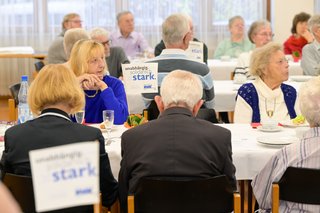 Blick auf den Vorstandstisch, Irmgard Otto