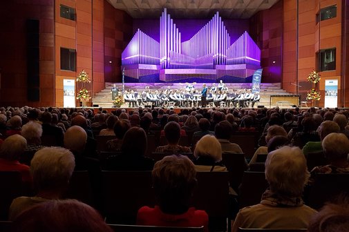 Zahlreiche Zuschauer in einem sehr gro&szlig;en Saal