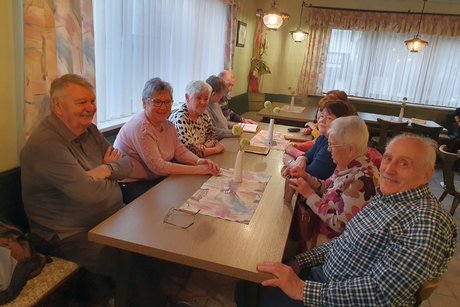 Teilnehmer beim Karpfenessen in Trailsdorf