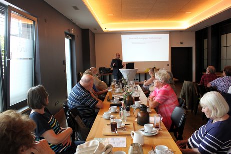 Teilnehmer beim Kaffeenachmittag