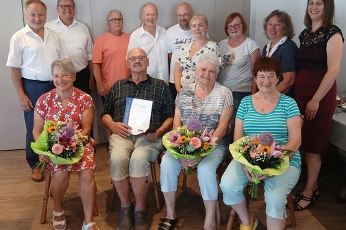Vorne sitzend von links: Sabine Laue-Jacobs, Ehrenvorstand Godehard Maier, Maria Maier, Franziska Kehrer Hinten stehend von links: Wilhelm Wagenpfeil, Wolfgang Bartl, Andreas Weinberg, Stanislaus F&uuml;st&ouml;s, Christian Dullinger, Marion Dullinger, Christine Amberger, Elisabeth Daniels, Andrea Knott; nicht auf dem Foto: Sebastian Frosch