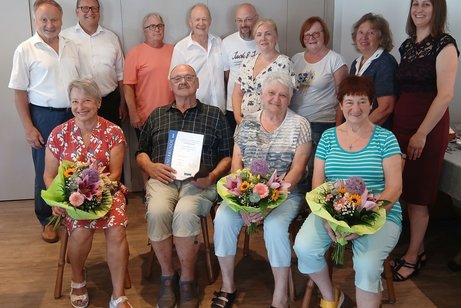 Vorne sitzend von links: Sabine Laue-Jacobs, Ehrenvorstand Godehard Maier, Maria Maier, Franziska Kehrer Hinten stehend von links: Wilhelm Wagenpfeil, Wolfgang Bartl, Andreas Weinberg, Stanislaus F&uuml;st&ouml;s, Christian Dullinger, Marion Dullinger, Christine Amberger, Elisabeth Daniels, Andrea Knott; nicht auf dem Foto: Sebastian Frosch