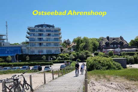 Blick vom Strand zum Ostseebad Ahrenshoop