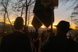 Auf dem Bild sieht man Eindrücke von Gedenkfeier am Hohen Kreuz