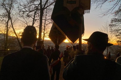 Auf dem Bild sieht man Eindrücke von Gedenkfeier am Hohen Kreuz