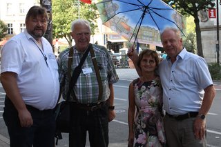 Bild von v.l.n.r: Axel Höhmann (VdK Bayreuth-Laineck, stellv. Vorsitzender), Wolfgang Scherzer (VdK Bayreuth-Laineck, Vorsitzender), Gaby Storck (VdK Rüthen, Reiseleiterin), Bernhard Storck (VdK Rüthen, Vorsitzender)