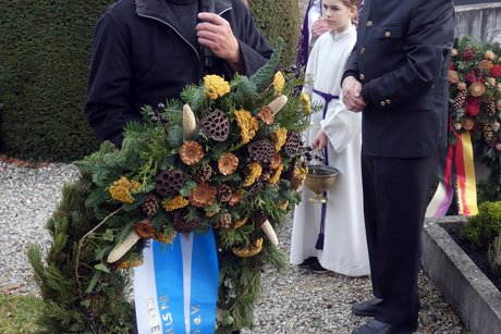 Ehrenmitglied Stefan G&ouml;tzinger mit Kranz bei der Niederlegung