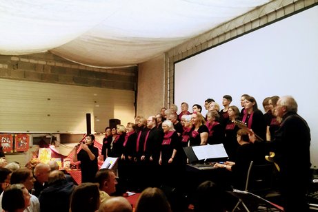Der Gospelchor Joyful noise bei einem Auftritt in Hopferstadt