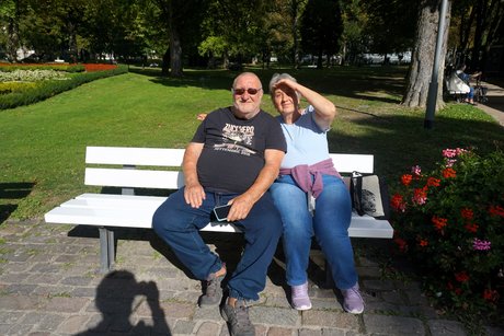 Auf der Bank in der Sonne im Kurpark l&auml;sst es sich aushalten