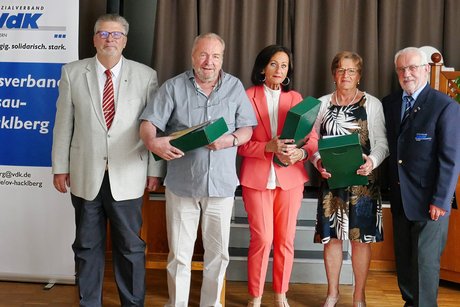 Verabschiedung bisheriger Vorstandsmitglieder: v.l. OV-Vorsitzender Günter Hellwig, Helmut Ungeheuer, Margit Kufner, Maria Lang, stv. Kreisvorsitzender Helmut Brummer