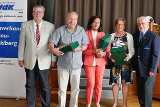 Verabschiedung bisheriger Vorstandsmitglieder: v.l. OV-Vorsitzender Günter Hellwig, Helmut Ungeheuer, Margit Kufner, Maria Lang, stv. Kreisvorsitzender Helmut Brummer