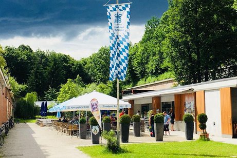 Mit Bayerischer Fahne Geb&auml;ude und Sonnenschirmen