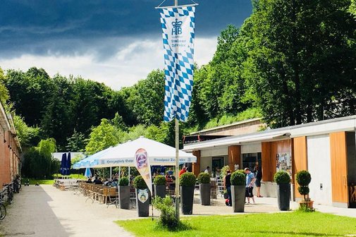 Mit Bayerischer Fahne Geb&auml;ude und Sonnenschirmen