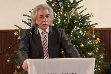 Werner B&ouml;ll &uuml;berbrachte die Gr&uuml;&szlig;e des Kreisverbands und referierte &uuml;ber Rente, Gesundheitsvorsorge und Pflege.