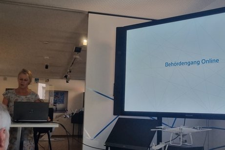 Auf dem Bild sieht man Frau Schmidt vom BayernLab