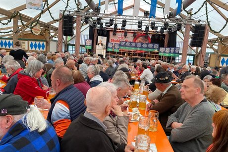 Blick vom Zelt auf die B&uuml;hne - im Vordergrund Mitglieder OV Traunstein Der Traunsteiner Tisch