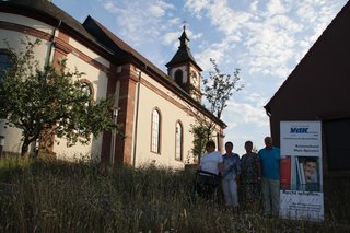 Bild zeigt unseren aktuellen VdK-Ortsvorstand, im Hintergund ist die Esselbacher Kirsche zu sehen;