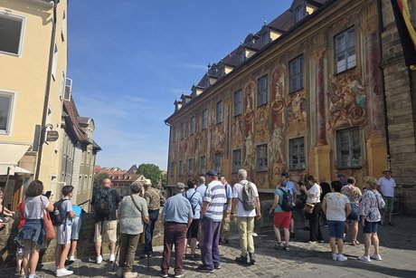 Führung über eine der vielen Bamberger Brücken Die Reisegruppe des VdK OV Maßbach steht auf einer der vielen Brücken Bambergs.
