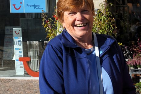 Unsere Schriftf&uuml;hrerin bei der Herbstfahrt nach der Ankunft am Marktplatz in Bad Mergentheim