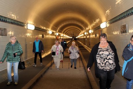 DurchDurchgang durch den St. Pauli Elbtunnel unter der Elbe Richtung Landungsbr&uuml;ckengang durch den St. Pauli Elbtunnel unter der Elbe Richtung Landungsbr&uuml;cken