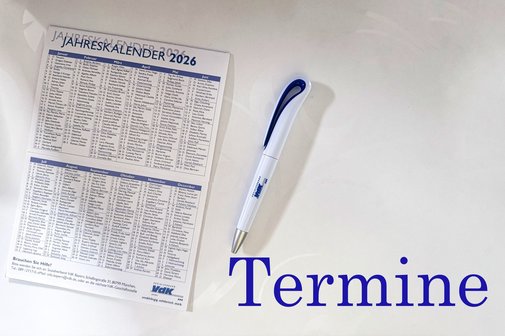 Das Bild zeigt einen VdK Kalender mit einem Stift