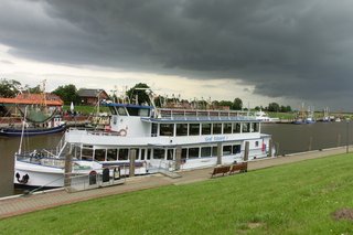 Auf dem Bild: Der Hafen von Greetsiel mit dem Fahrgastschiff "Graf Edzard I."