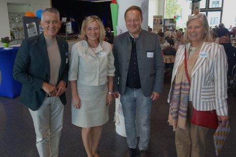 MdL Thomas Huber mit Kreisvors. Doris Rauscher und Landrat Robert Niedergesäß und Ortsvors. Maria Boge-Diecker MdL Thomas Huber mit Kreisvors. Doris Rauscher und Landrat Robert Niedergesäß und Ortsvors. Maria Boge-Diecker