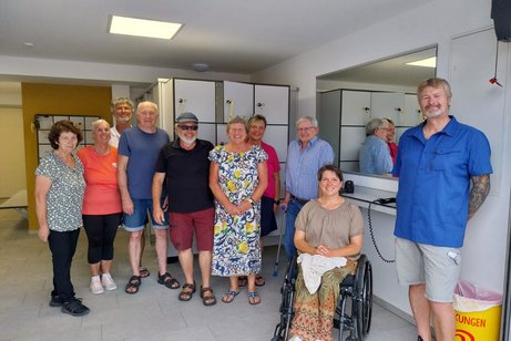 Die Besuchergruppe um Silvia Ragaller (VdK Pleinting, Mitte), Fredi Grill - VdK Alkofen, 3. von re.), Andreas Lindinger (VdK Vilshofen, re.) und Sigrid Karl (vorne) nach der Begehung