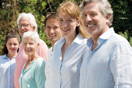 Bild zeigt Menschen die in einer Reihe hintereinander stehen