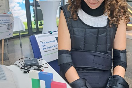 Eine Besucherin baut einen Turm