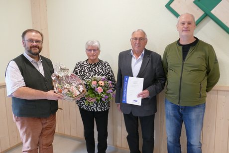 Dank f&uuml;r jahrzehntelangen Einsatz: B&uuml;rgermeister Hans Walter (links) und Kreisgesch&auml;ftsf&uuml;hrer Thomas D&ouml;hler (rechts) verabschiedeten Georg Brand aus seinem Amt. Seine Frau Monika erhielt als Anerkennung f&uuml;r ihre langj&auml;hrige Unterst&uuml;tzung einen Blumenstrau&szlig;.