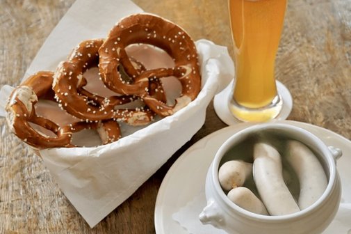 Brezn, Wei&szlig;w&uuml;rste im Topf und ein gut gef&uuml;lltes Wei&szlig;bierglas