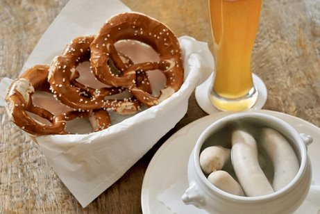 Brezn, Wei&szlig;w&uuml;rste im Topf und ein gut gef&uuml;lltes Wei&szlig;bierglas