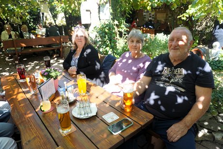 Teilnehmer beim Mittagessen im Landgasthof Taubertal