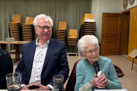 Unser Vorstand sitzt mit unserer Vorsitzenden des Ortsverbandes Vestenbergsgreuth am Tisch