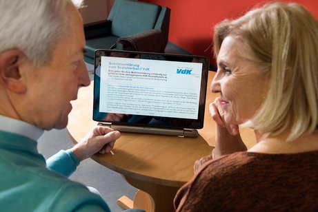 &Auml;lteres Paar nutzt ein Tablet, sie schauen sich eine Online-Beitrittserkl&auml;rung des VdK an. 