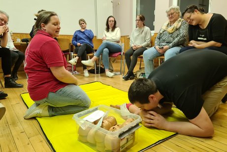 Erste Hilfe, ein wichtiges Thema für den VdK Wasserlosen Ob Vergiftungen, Verschlucken eines Gegenstandes, Wiederbeleben eines Kindes, Druckverbände, Verbrühungen und Verbrennungen, Hitzschlag und die Notfalltasche ein sehr informativreicher Abend für Eltern und Großeltern.