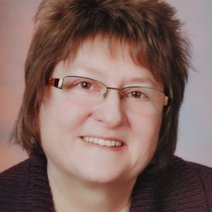 Passbild, Person mit dunkelblonden Haaren und Brille