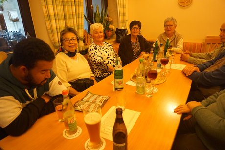 Teilnehmer*innen im Lokal in Ipsheim