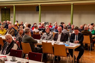 Blick in den gut gefüllten Stadtsaal