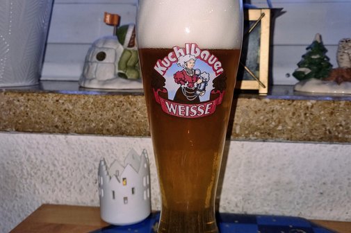 Ein Glas Wei&szlig;bier vom Kuchlbauer mit sch&ouml;ner Schaumkrone