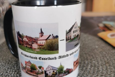Bild zeigt eine Tasse (R&uuml;ckseite) mit der Aufschrift: "Ortsverband Esselbach-Altfeld mit Ortsteile" und Bildern von den dazugeh&ouml;rigen Ortsteilen. (Esselbacher Rathaus/Kirche - Altfeld Rathaus/Schule - Kredenbach Dorfstr. - Michelrieht Kirche - Oberwittbach Brunnen)