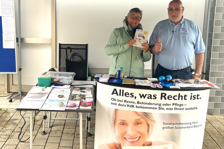 Frauenbeauftragte Helga Minks und Vorstand Michael Gerlach vor dem VdK Stand Frauenbeauftragte Helga Minks und Vorstand Michael Gerlach stehen hinter dem VdK Info Stand