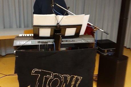 Vorweihnachtsfeier im Kunigundensaal_6 - Musiker Toni Vorweihnachtsfeier im Kunigundensaal_6 - Musiker Toni