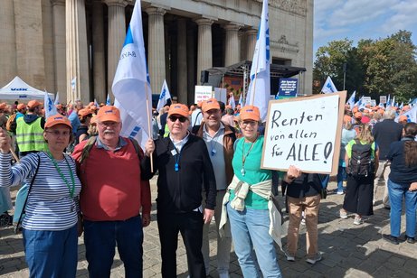 Vertreter des OV Kolbermoor und des KV Rosenheim bei VdK-Demo am Königsplatz von links: Aline Hell und Michael Zeisler (OV Kolbermoor); Bildmitte: Willi Hoffmann und Dietrich Mehl (KV Rosenheim) ; rechts: Beate Leupold (OV Kolbermoor)