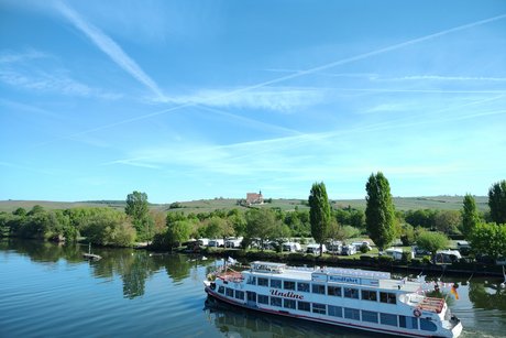 Schiff färt auf dem Main