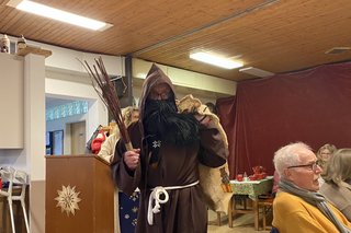 Der Krampus betritt den Saal