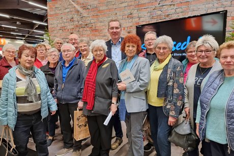 Abgebildet ist ein Teil der Gruppe aus dem Landkreis Hof mit der Landesvorsitzenden Ulrike Mascher, Kreisvorsitzendem Bert Horn und Sozialreferentin Gabriele Penzkofer-Röhrl